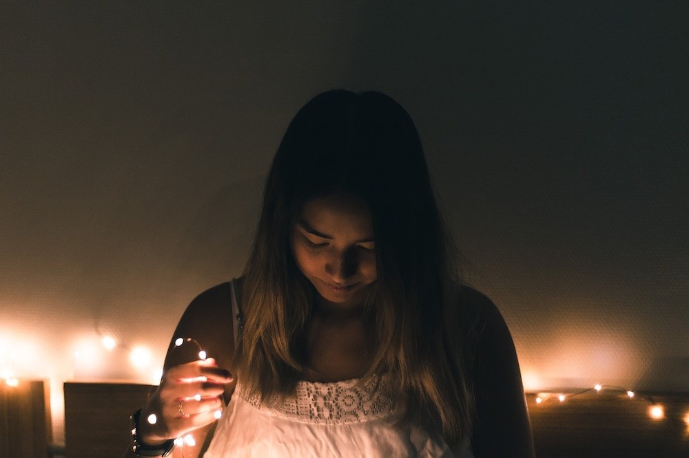 Jeune femme face à un problème de cup qui ne se déploie pas